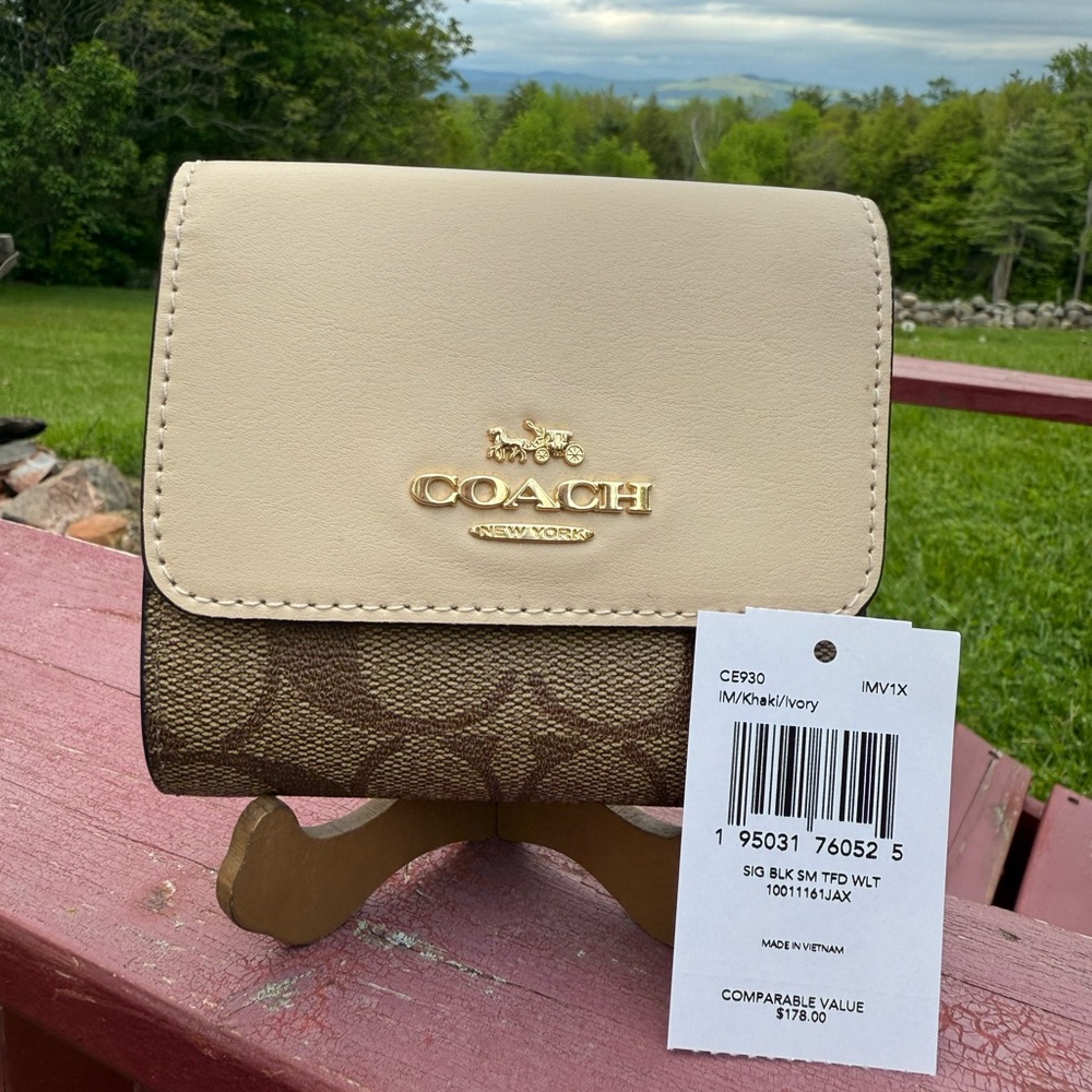 Coach sig C Trifold Wallet Unused